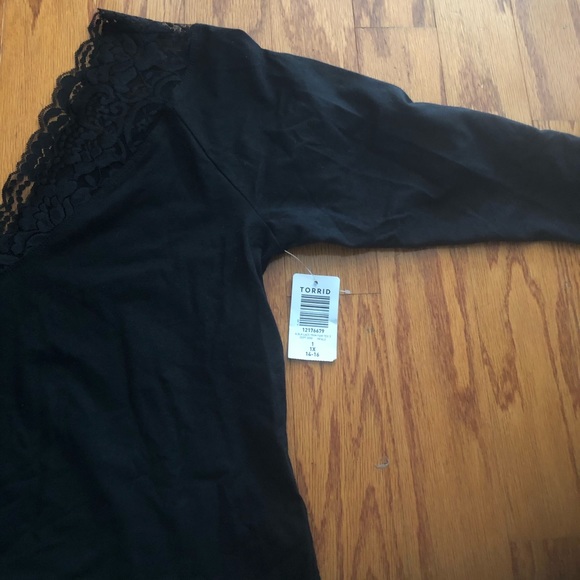 Torrid’s NWT Black Foxy Lace Trim Tee Size 1X - Picture 4 of 9
